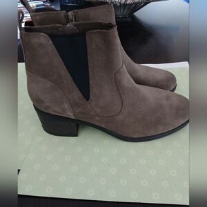 Clarks Nevella Bell Ankle Boots in Dark Taupe Suede Size 7.5